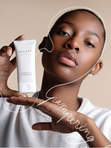 Mannequin avec le Sérum harmonie Neuraé